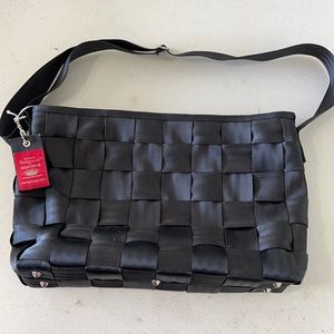 Harvey’s black seatbelt bag